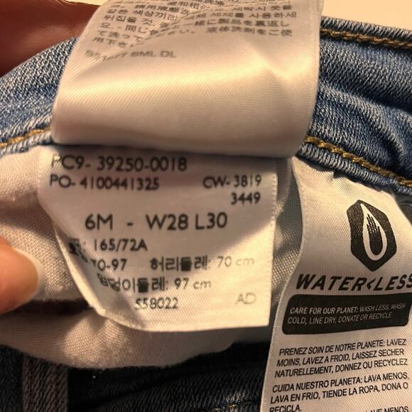 Levi’s Women’s Classic Straight Jeans Light Wash 6 - Picture 5 of 9